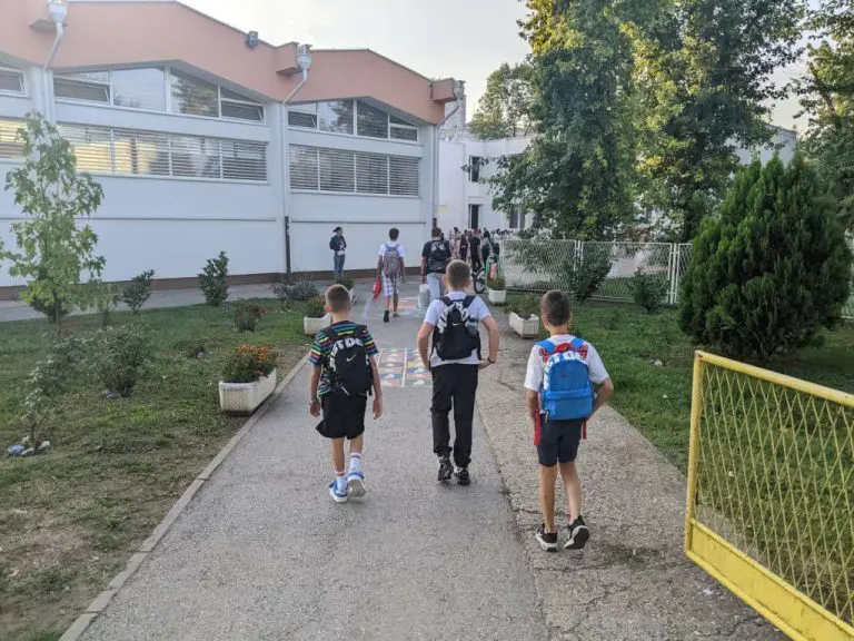 Ministar za ljudska prava BiH poziva nadležne u RS da u škole vrate predmet o demokratiji
