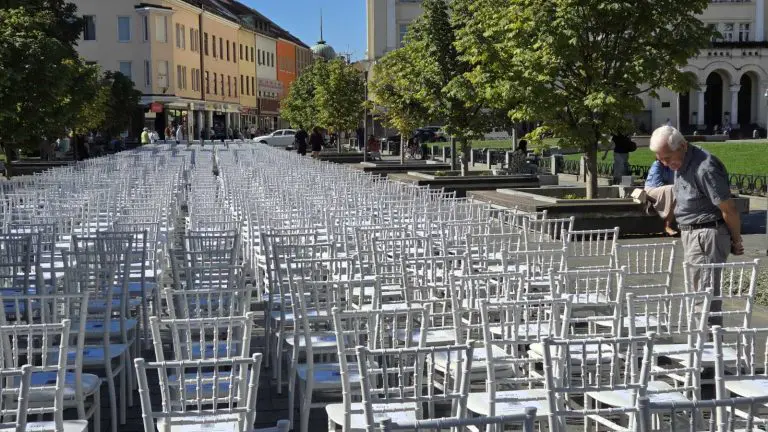 U centru Banjaluke postavljeno 1616 stolica uz pitanje “Gdje je?” (FOTO)