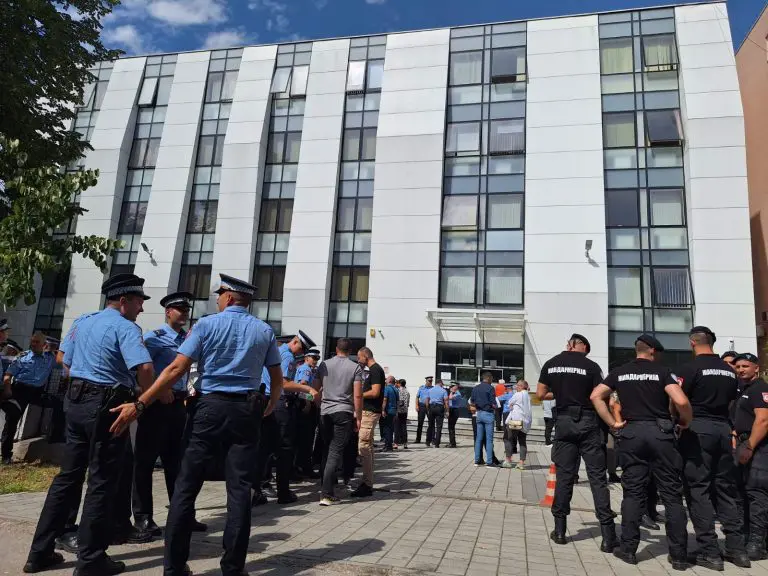 Policija ispred Osnovnog suda u Banjaluci: Čekaju odluku o Jovićima, koji su napali policajce u subotu!