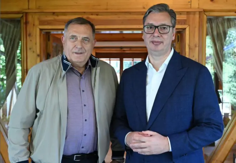 “Bratski susret”: Dok hiljade ljudi protestuju u Srbiji, Vučić i Dodik ponovo zajedno