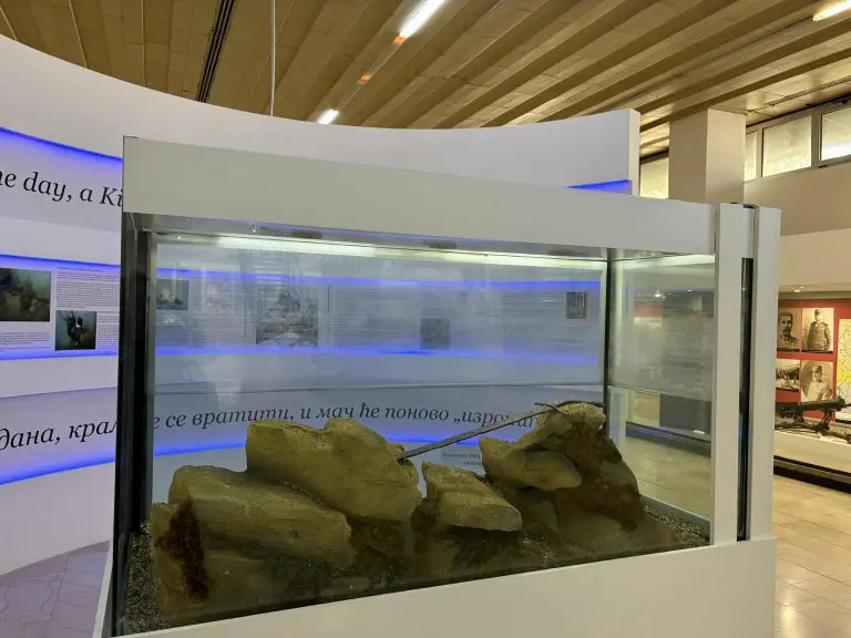 Vrbas Excalibur: Mač iz Vrbasa ponovo u centru pažnje. Pronašao je put do belgijskog umjetnika koji mu je posvetio rad!