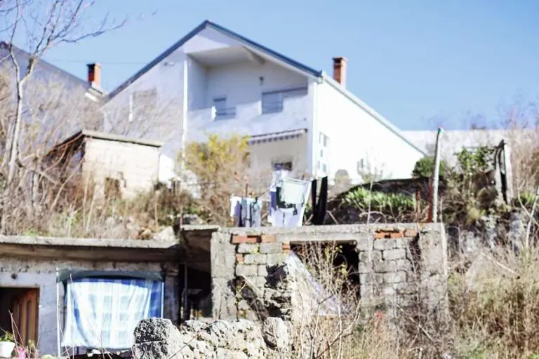 Priča iz srca: „Minores“ vraća dostojanstvo jednoj porodici – grade novi život djedu i unuku