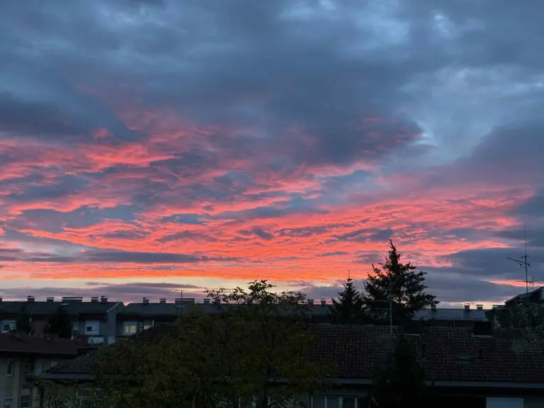 Rano jutros iznad Banjaluke uočili smo “crveno nebo”: Istražili smo koji su mogući razlozi za ovu pojavu