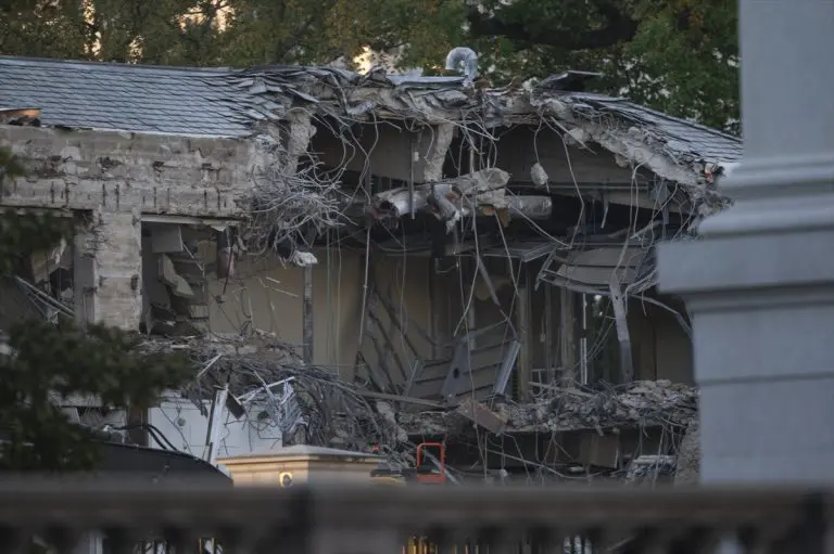 Srušen dio Bijele kuće zbog Trampovog novog projekta, “potpuno skrnavljenje”