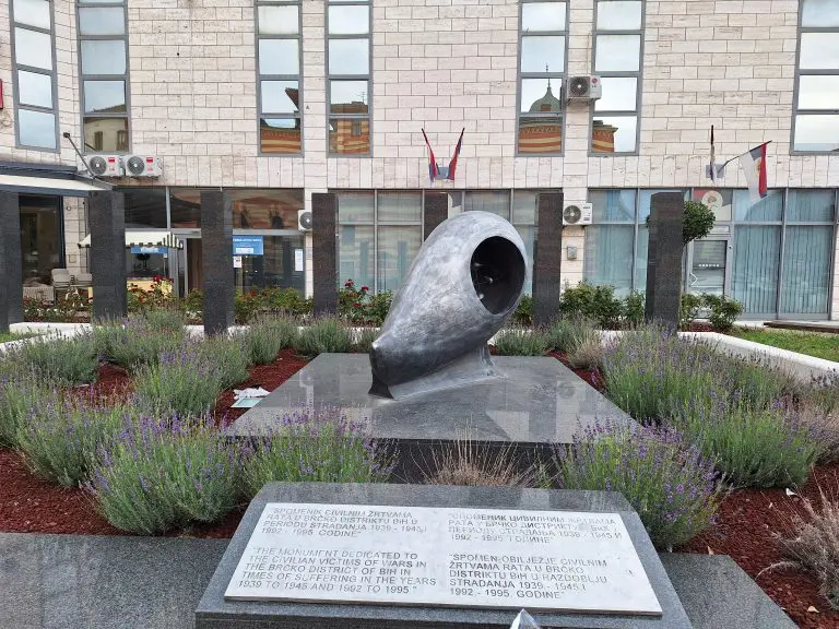 Jedinstven primjer suživota: U centru grada spomenici borcima sve tri zaraćene strane i svim civilnim žrtvama rata u BiH (FOTO)