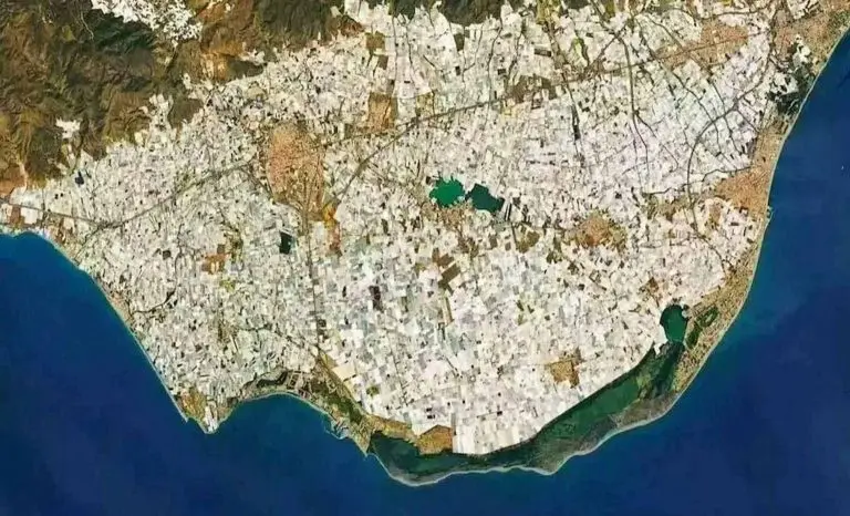 POČELO JE KAO VELIKA NJIVA, a preraslo je u ogroman magacin: Evropsko “MORE PLASTIKE” koje se vidi i iz svemira