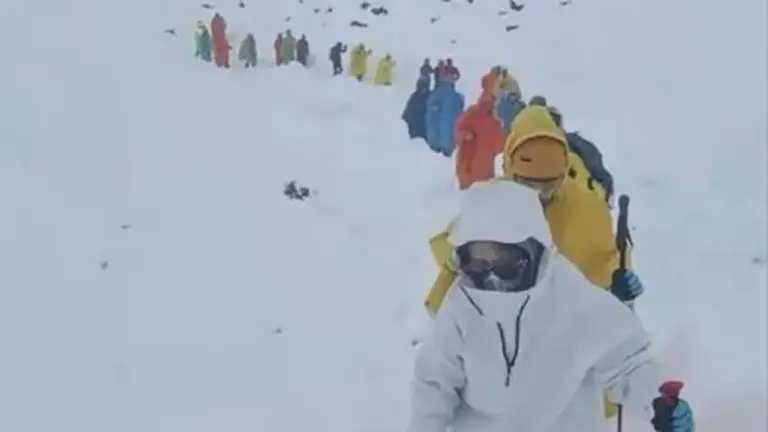 Nezapamćena snježna oluja uništila kampove: 200 planinara i dalje zarobljeno na Mont Everestu