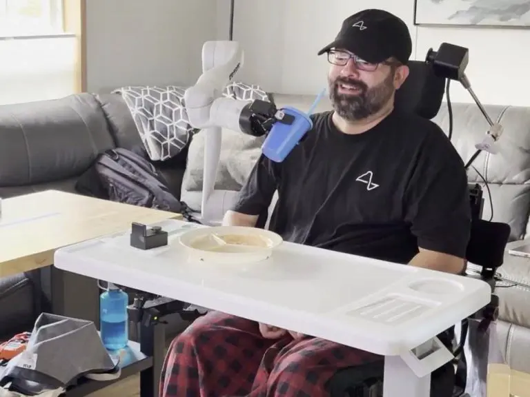 Pacijent pokazao kako snagom misli upravlja robotskom rukom: Ugradio Maskov implant u mozak i postao senzacija