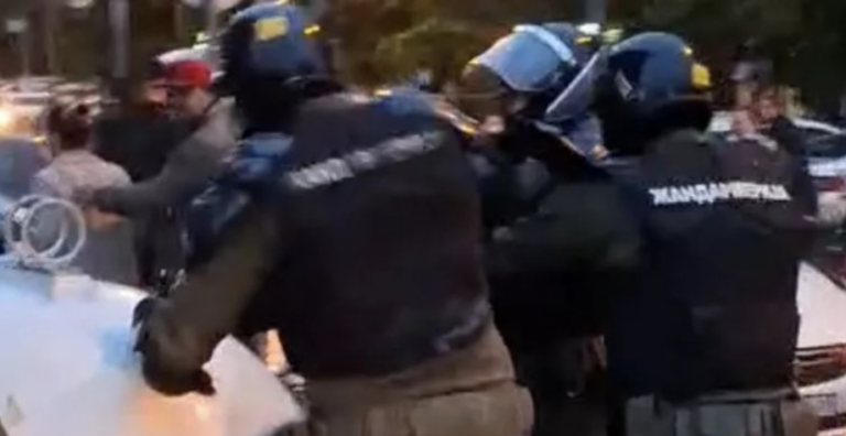 Novi Sad pod opsadom: Policija štiti autobuse s režimskim pristalicama, građani pretučeni i hapšeni