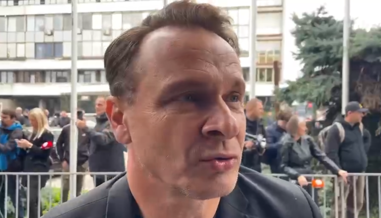 Enis Bešlagić odgovorio kritičarima: Pet dana nije bilo politike, i to je mnogima zasmetalo!