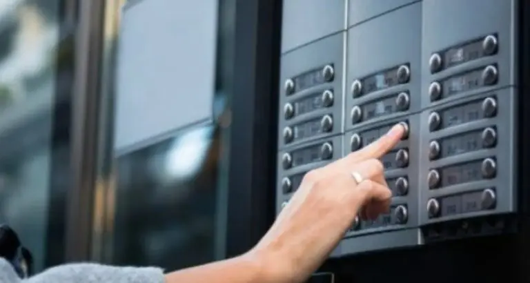 Fotografija interfona na zgradi u Minhenu postala hit na mrežama: Samo jedno prezime je ‘uljez’, svi gledaju u njega