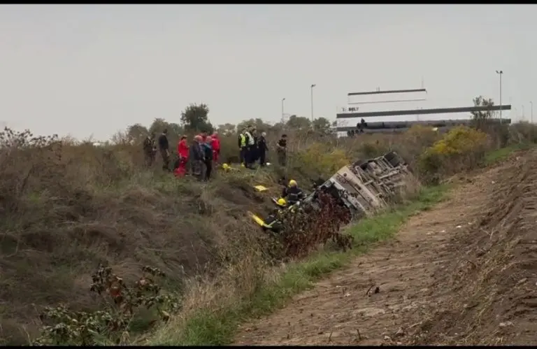 Prevrnuo se autobus kod Sremske Mitrovice – tri osobe poginule, 39 povrijeđenih