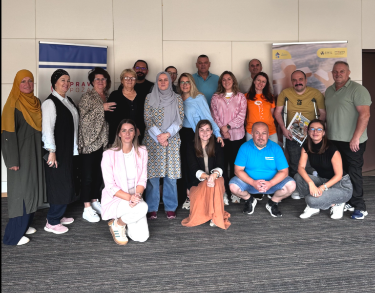 „Hiljade ljudi na ulicama i livadama, a institucija nigdje“: Priče ljudi koji decenijama čuvaju mir i pomažu najugroženijima u BiH