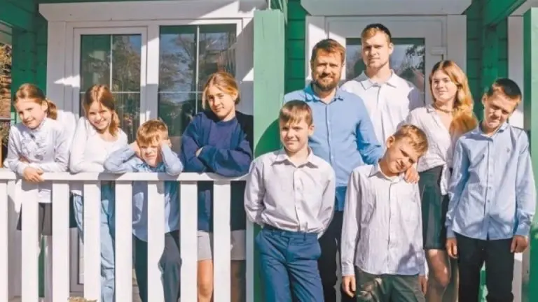 Aleksandar ima 12 djece i sam ih odgaja: Svi nasmijani, kuvaju i čiste po rasporedu, ali jedno im je zabranjeno