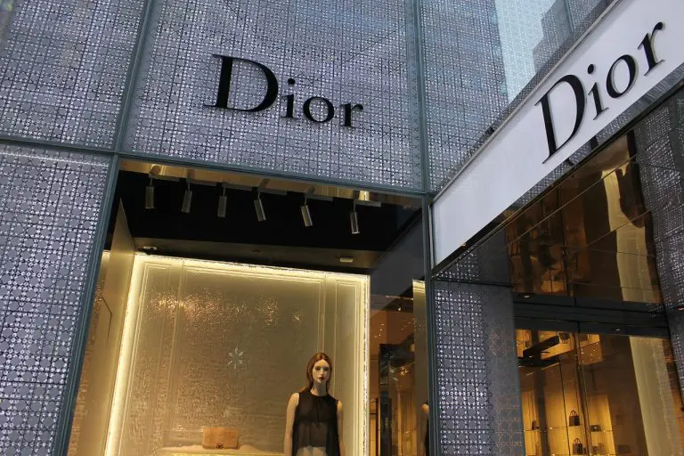CIJENA LUKSUZA: Dior i Armani plaćali torbe 100 dolara, prodavali ih za 3.000! Radnici čak i spavali u fabrici…