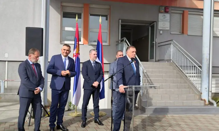 Šta nije u redu na ovoj fotografiji? “Predsjednik ničega” i dalje pred mikrofonom