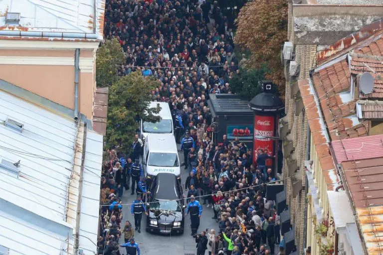 Hiljade ljudi ispratilo Halida Bešlića nakon klanjanja dženaze u Begovoj džamiji (FOTO)