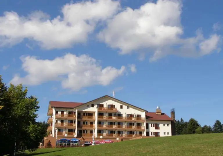 Vlada RS kupuje hotel „Monument“ za 20 miliona KM: Kritike pljušte — „Zatežu posteljinu umjesto da ulažu u razvoj“