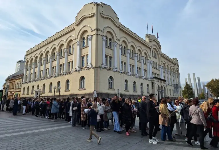 Banjaluka: Zaposleni u javnim vrtićima protestovali ispred Gradske uprave (FOTO/VIDEO)