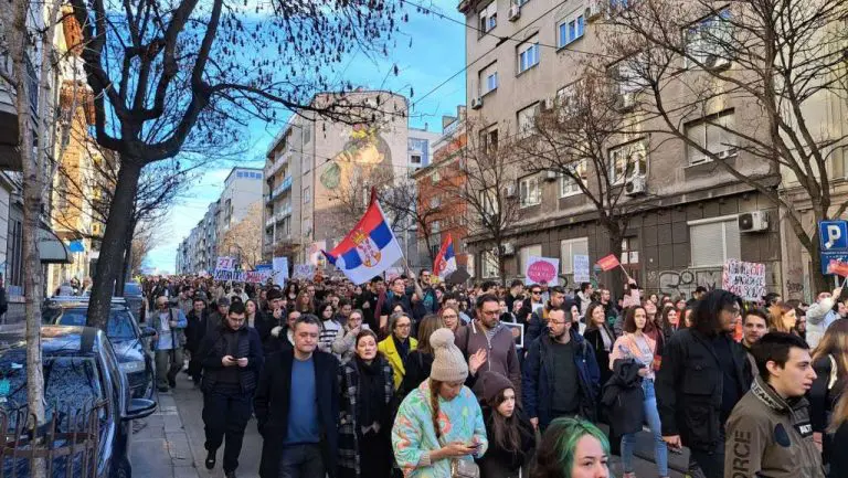 „Živi zid“ ispred Generalštaba: Počeo studentski protest u Beogradu