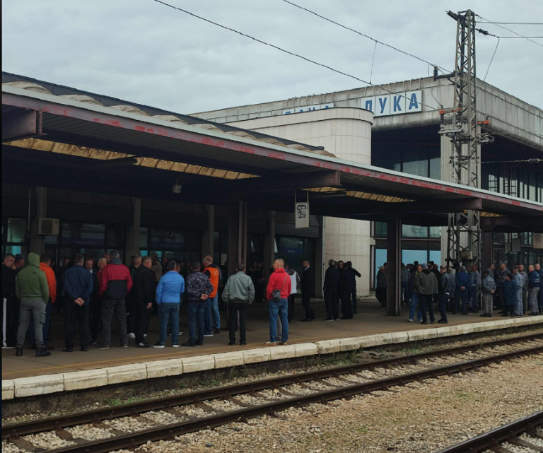 FOTO Stali vozovi u Republici Srpskoj – željezničari obustavili rad u Doboju, Banjaluci, Novom Gradu…
