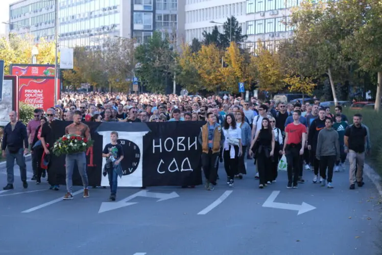 1761990472-Komemorativni-skup-u-Novom-Sadu-godinu-dana-od-pada-nadstresnice-Foto-Vladislav-Mitic-Nova-6-1024x683-1-748x499