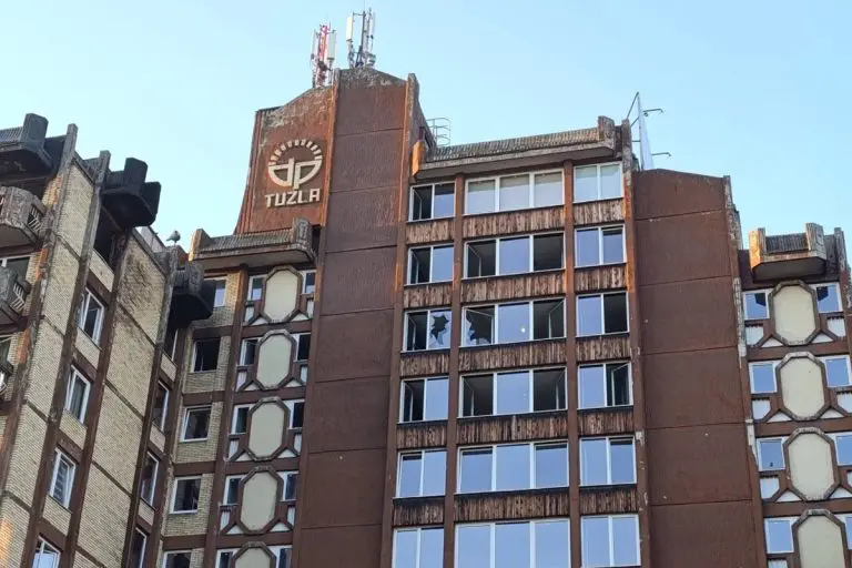 Tragedija u Domu penzionera Tuzla: 12 žrtava požara – obdukcije otkrile trovanje ugljičnim monoksidom, istraga i dalje bez odgovora