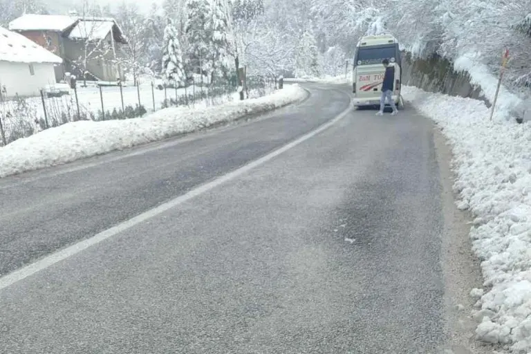 “Čuo se udar, pa lupanje…” Putnici tvrde da je otpao točak na minibusu, firma kaže – samo pukla guma