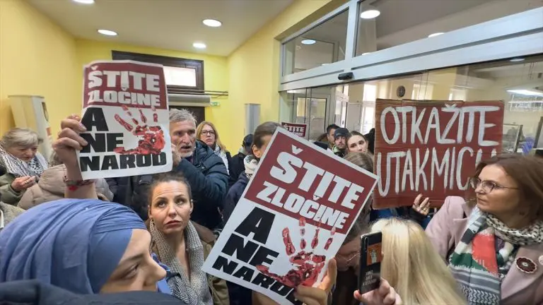 Demonstranti traže otkazivanje utakmice Dubaija i izraelskog Hapoela u Sarajevu: “Ko šuti podržava genocid”