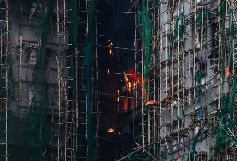 Najgori požar u Hong Kongu u 80 godina. Ljudima prošle godine rekli da je “rizik nizak”