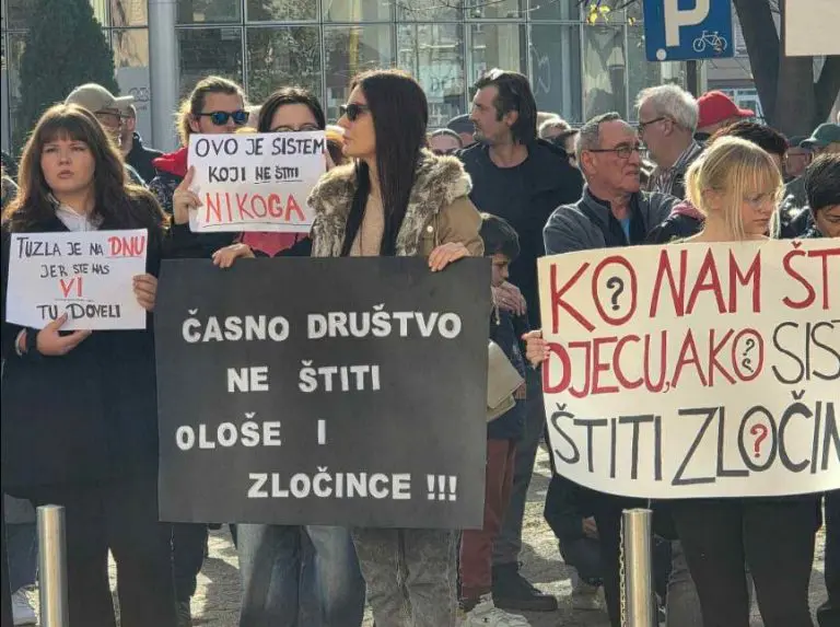 Građani Tuzle na protestu: Traže odgovornost za tragediju u Domu penzionera i seksualno iskorištavanje maloljetnica