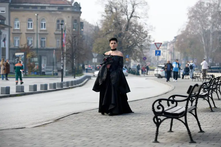 Viđena na ulicama Sarajeva: Ko je misteriozna mlada u crnoj vjenčanici?!