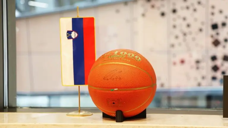 Diplomatski zimski bazar 2025: Slovenija predstavlja bogatu ponudu i ekskluzivni kolekcionarski predmet s potpisom Luke Dončića