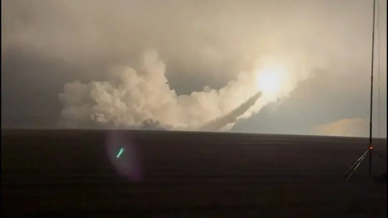 Prva upotreba „Flamingo“ projektila: Velike eksplozije u Orelu i udari na vojnu infrastrukturu Rusije (VIDEO)