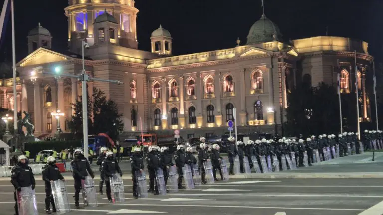 Završen skup SNS-a ispred Skupštine: u Ćacilendu tezge, pekle se palačinke, pljeskavice, muzika..a Dijana Hrka štrajkuje glađu