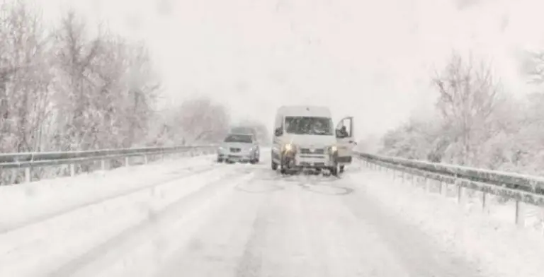 Snijeg izazvao potpuni haos: Mnoge saobraćajne dionice zatvorene, auta se probijaju, ima i nesreća…