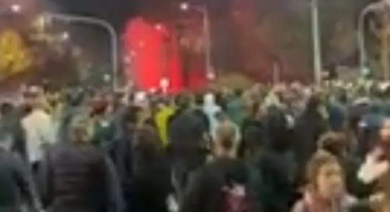 Pirotehnička sredstva i topovski udari ponovo poletjeli iz „ćacilenda“ na građane