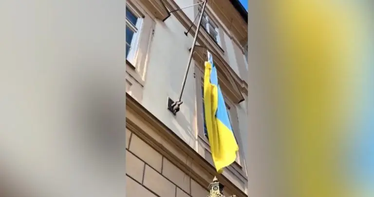 Lično držao merdevine. Novi predsjednik češkog parlamenta skinuo ukrajinsku zastavu sa zgrade