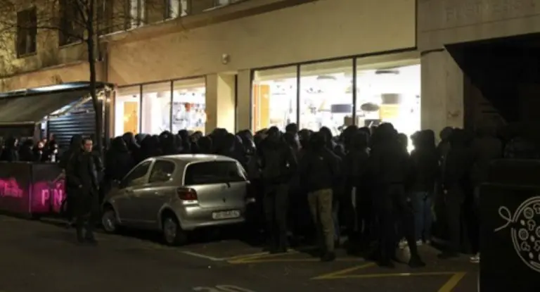 Više od 50 maskiranih došlo pred Srpski kulturni centar u Zagrebu, jedan pljunuo novinarku