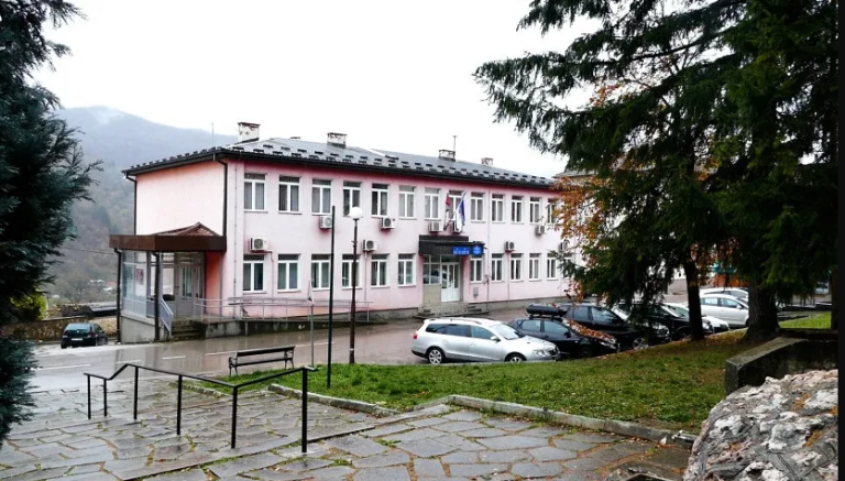 Grad u BiH dvije godine bez banke: Penzioneri plaćaju pola penzije samo da podignu novac VIDEO