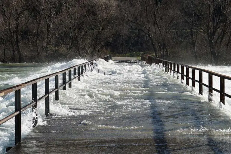 U Albaniji poplavljeno oko hiljadu domova, evakuisane stotine porodica