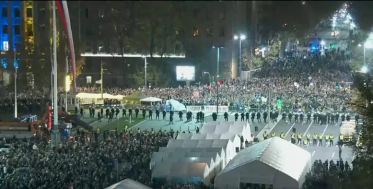 Sklonjeni šatori iz dijela „ćacilenda“, omogućen prolaz građanima