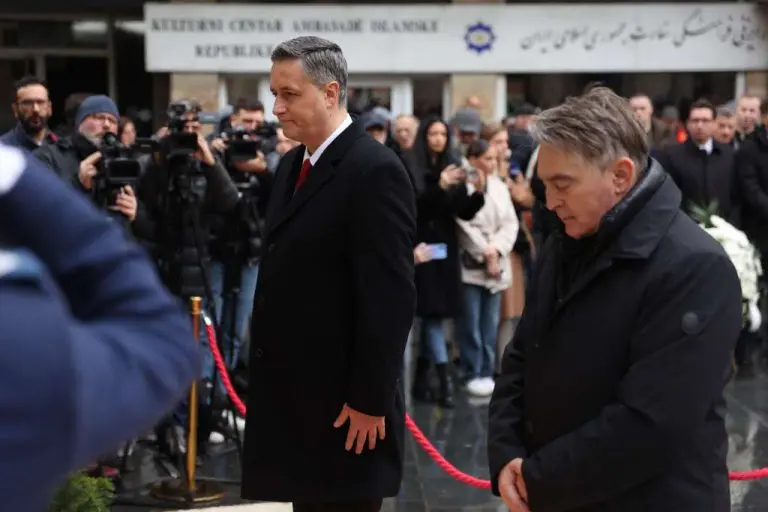 Polaganjem cvijeća kod Vječne vatre brojne delegacije obilježile Dan državnosti BiH