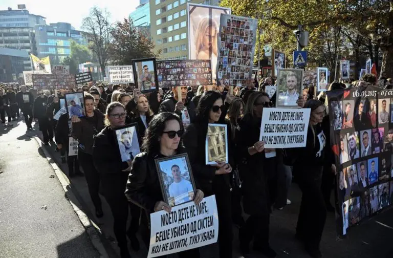 Hiljade ljudi u crnini traži pravdu: Kočani ne zaboravljaju 63 života ugašena u požaru