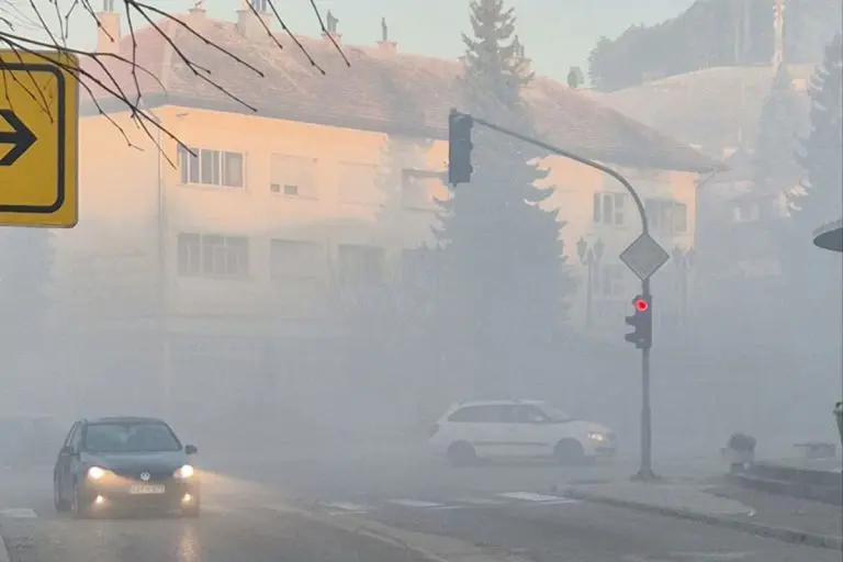 Građani se guše u smogu: Deponija uglja sa RiTE guši Gacko
