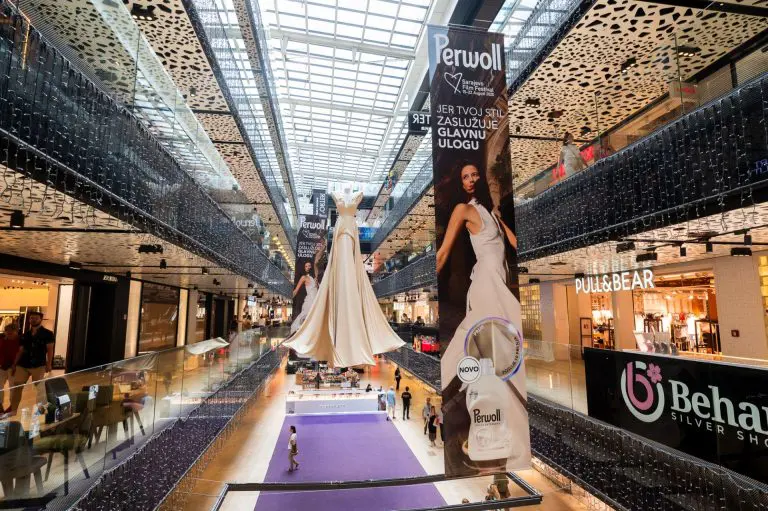 Perwoll nastavlja priču o održivoj modi kroz donaciju Univerzitetu u Bihaću: Haljina koja je osvojila pažnju javnosti dobija novi život