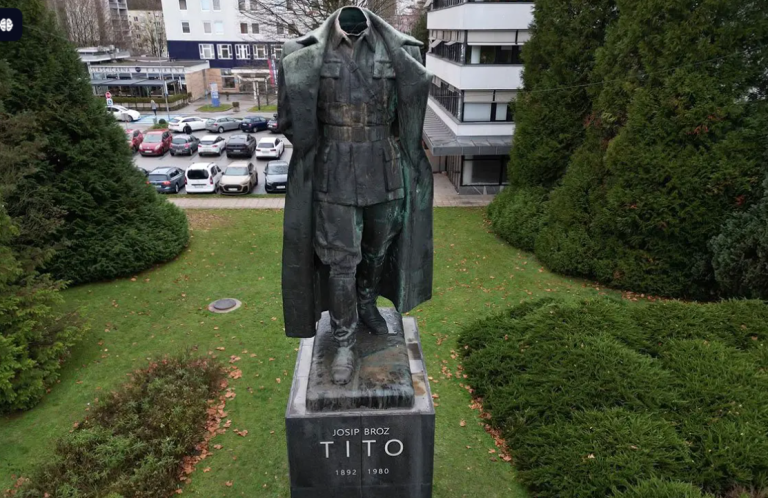 Titu odrezana glava na spomeniku