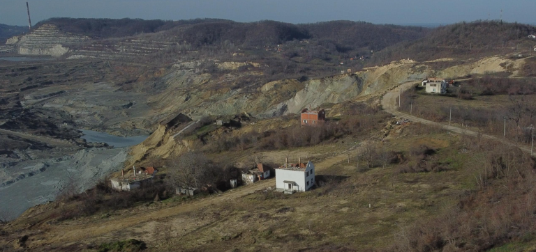 Stari Ugljevik: Mještani na ivici izdržljivosti dok problemi klizišta, nestanka vode i uništenih puteva prijete svakodnevnom životu