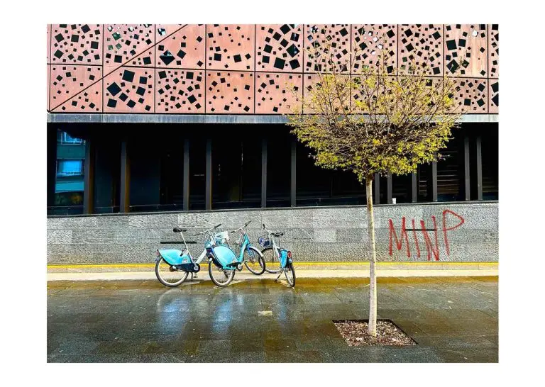 Koncertna izložba “Money Is NOT A Problem” u sklopu projekta Music On The String Umjetnička galerija BiH, 18–20. decembar 2025.