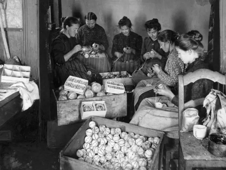 Ovakvi ukrasi se prenose generacijama i koštaju malo bogatstvo! Gdje su nastale prve staklene kugle za jelku?